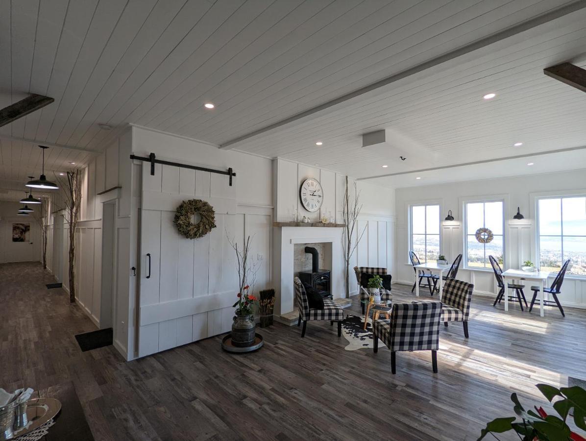 Autumn Lane B&B, Farmhouse Elegance & Stunning Lakeviews Вест-Келовна Екстер'єр фото
