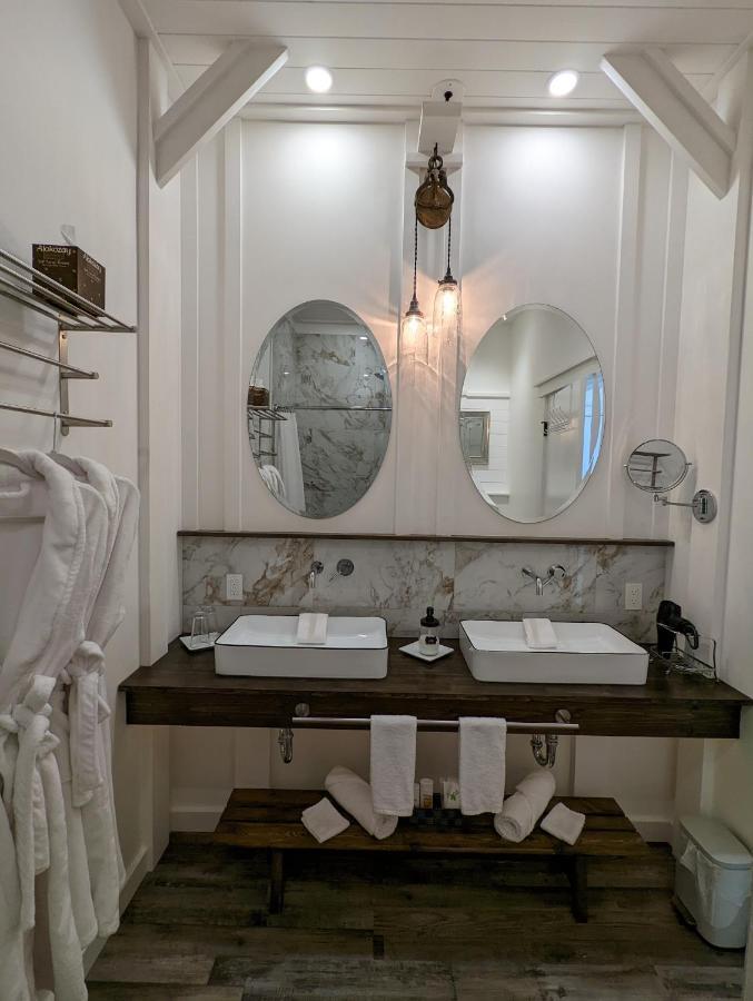 Autumn Lane B&B, Farmhouse Elegance & Stunning Lakeviews Вест-Келовна Екстер'єр фото