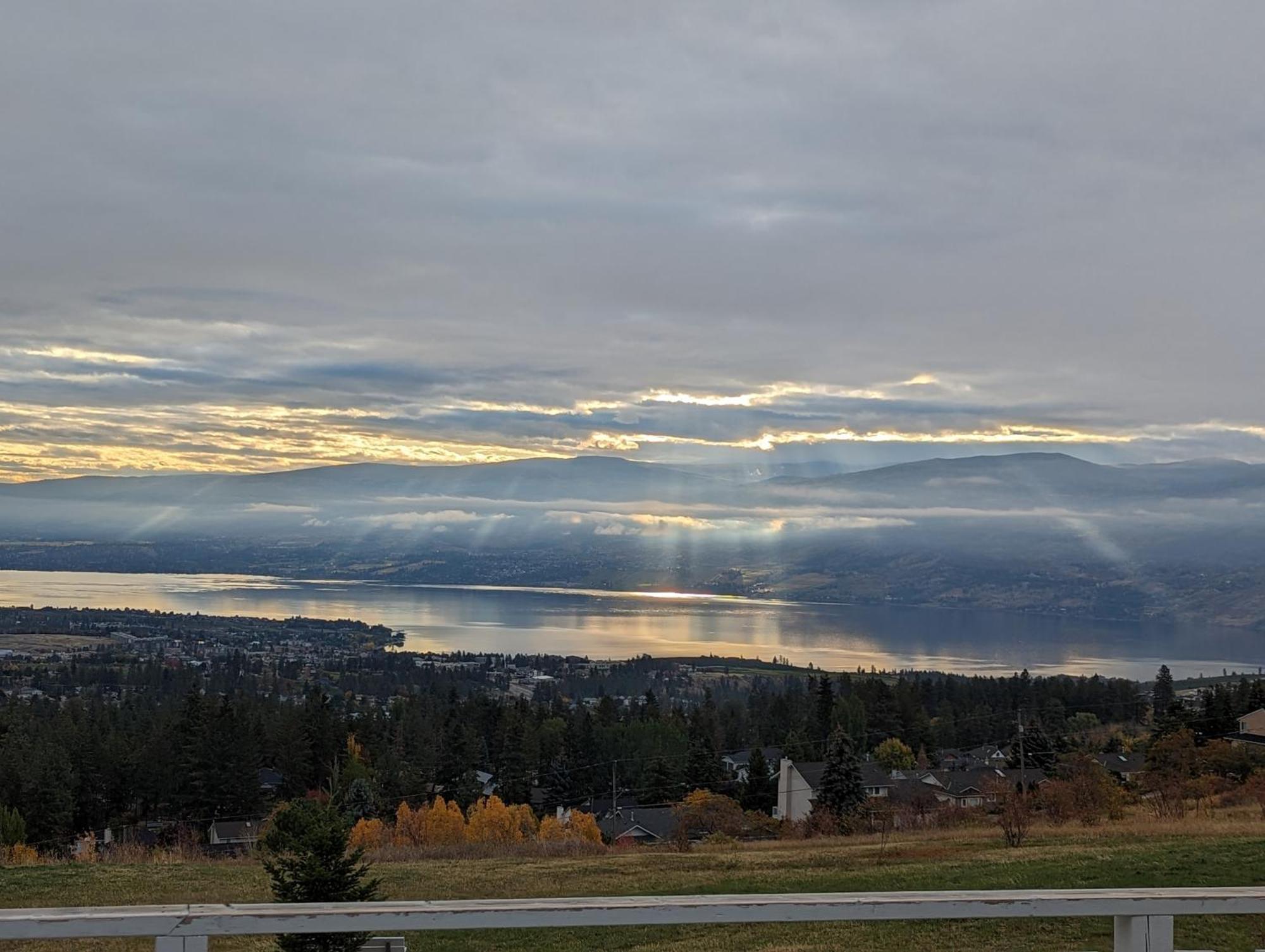 Autumn Lane B&B, Farmhouse Elegance & Stunning Lakeviews Вест-Келовна Екстер'єр фото