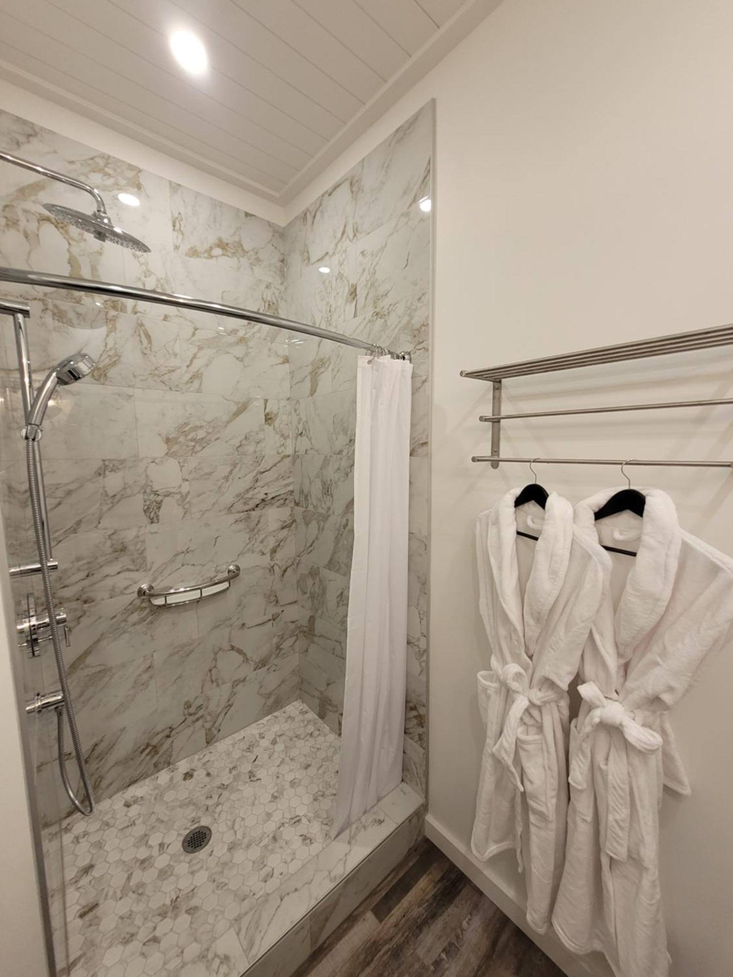 Autumn Lane B&B, Farmhouse Elegance & Stunning Lakeviews Вест-Келовна Екстер'єр фото