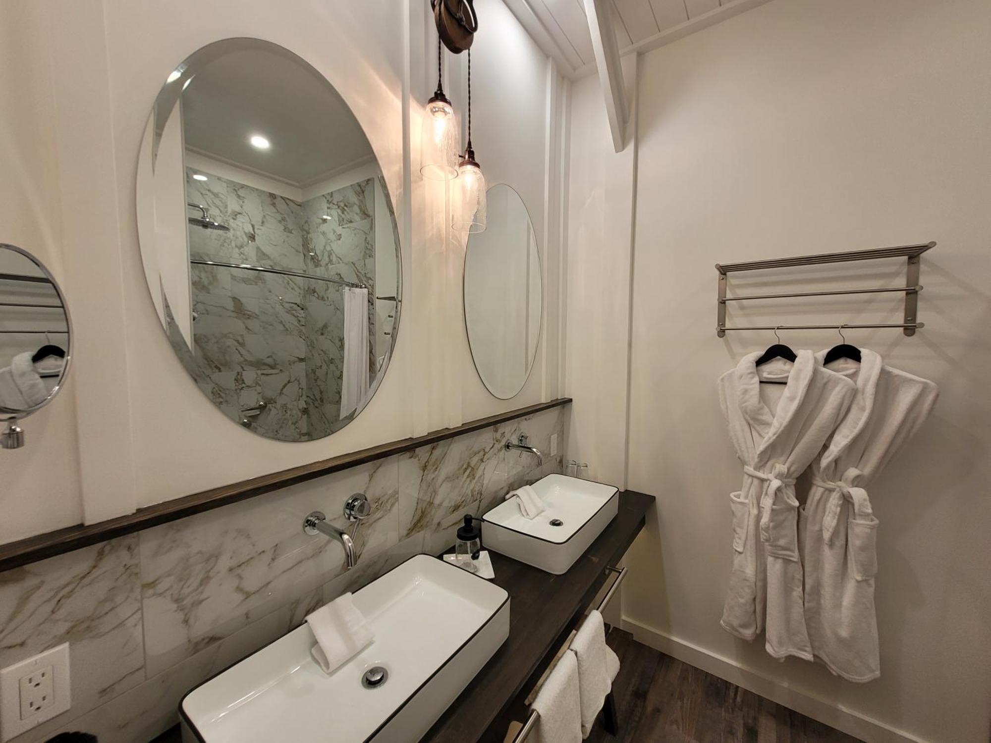 Autumn Lane B&B, Farmhouse Elegance & Stunning Lakeviews Вест-Келовна Номер фото