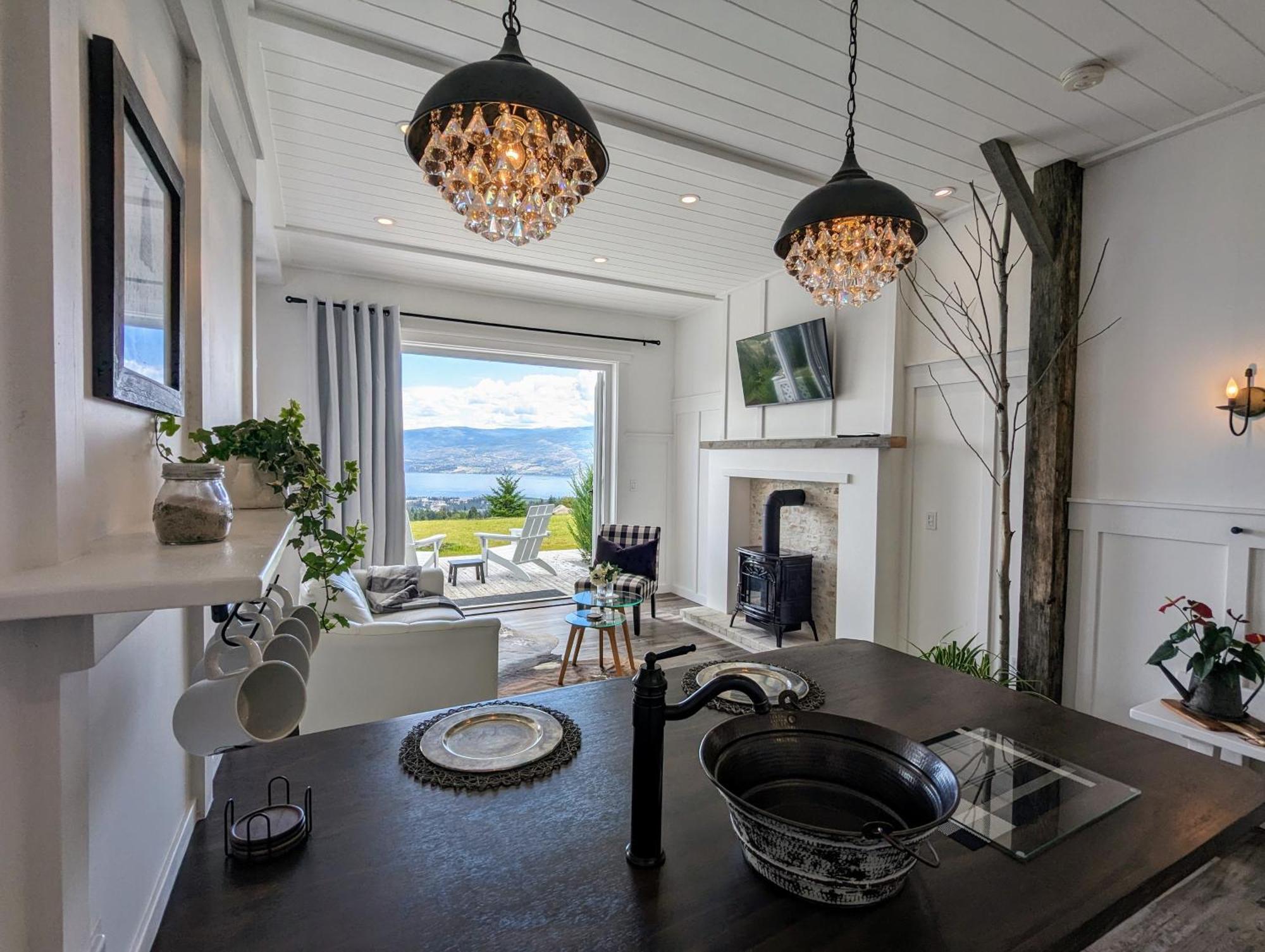 Autumn Lane B&B, Farmhouse Elegance & Stunning Lakeviews Вест-Келовна Екстер'єр фото