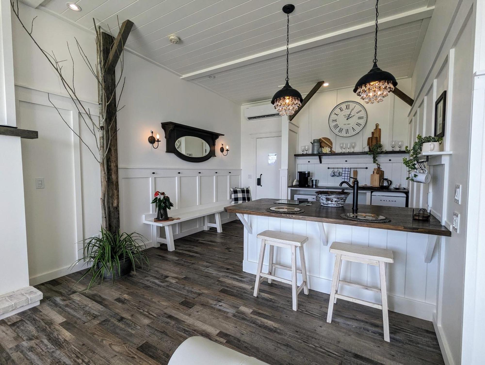 Autumn Lane B&B, Farmhouse Elegance & Stunning Lakeviews Вест-Келовна Екстер'єр фото