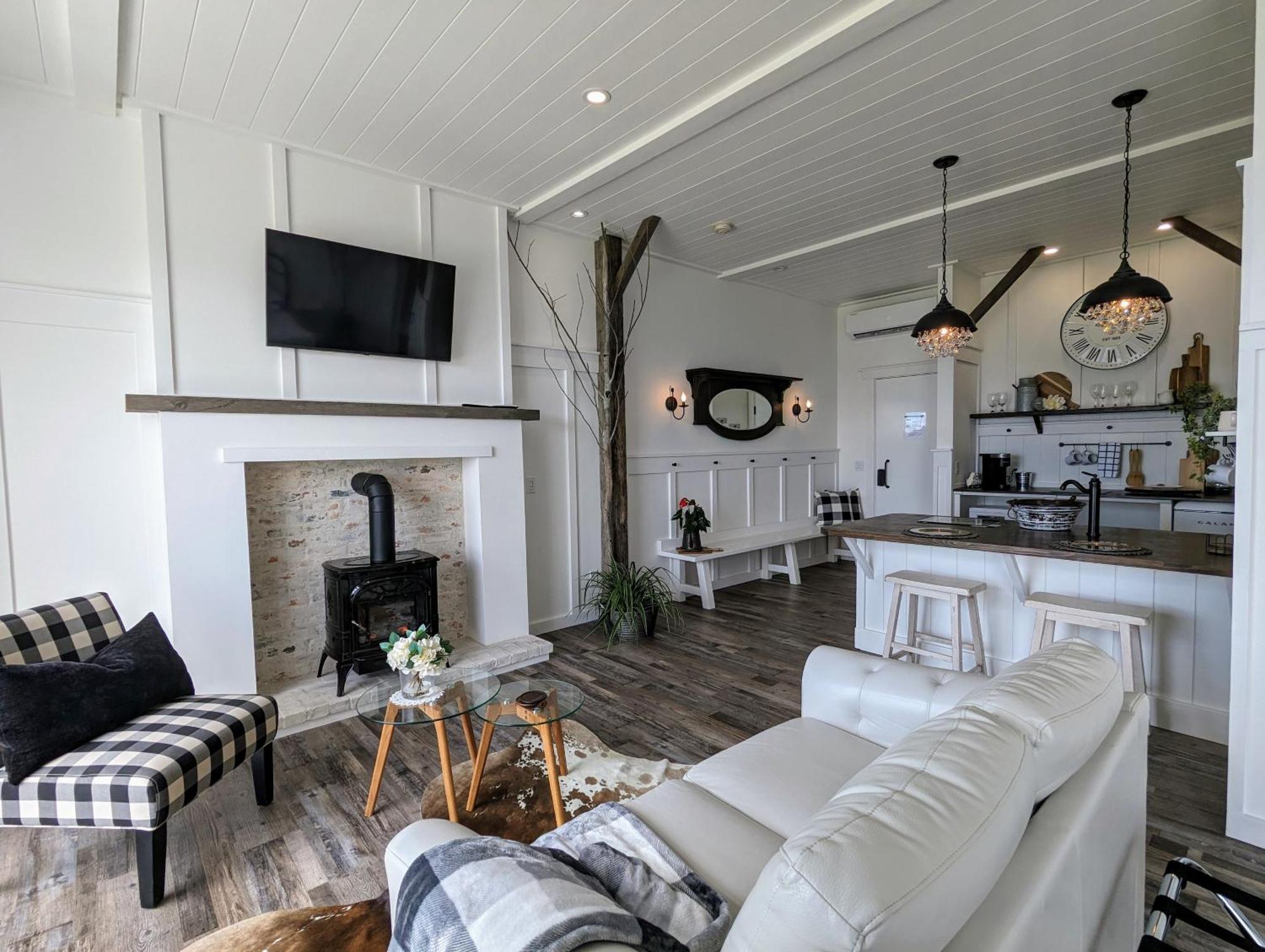 Autumn Lane B&B, Farmhouse Elegance & Stunning Lakeviews Вест-Келовна Екстер'єр фото
