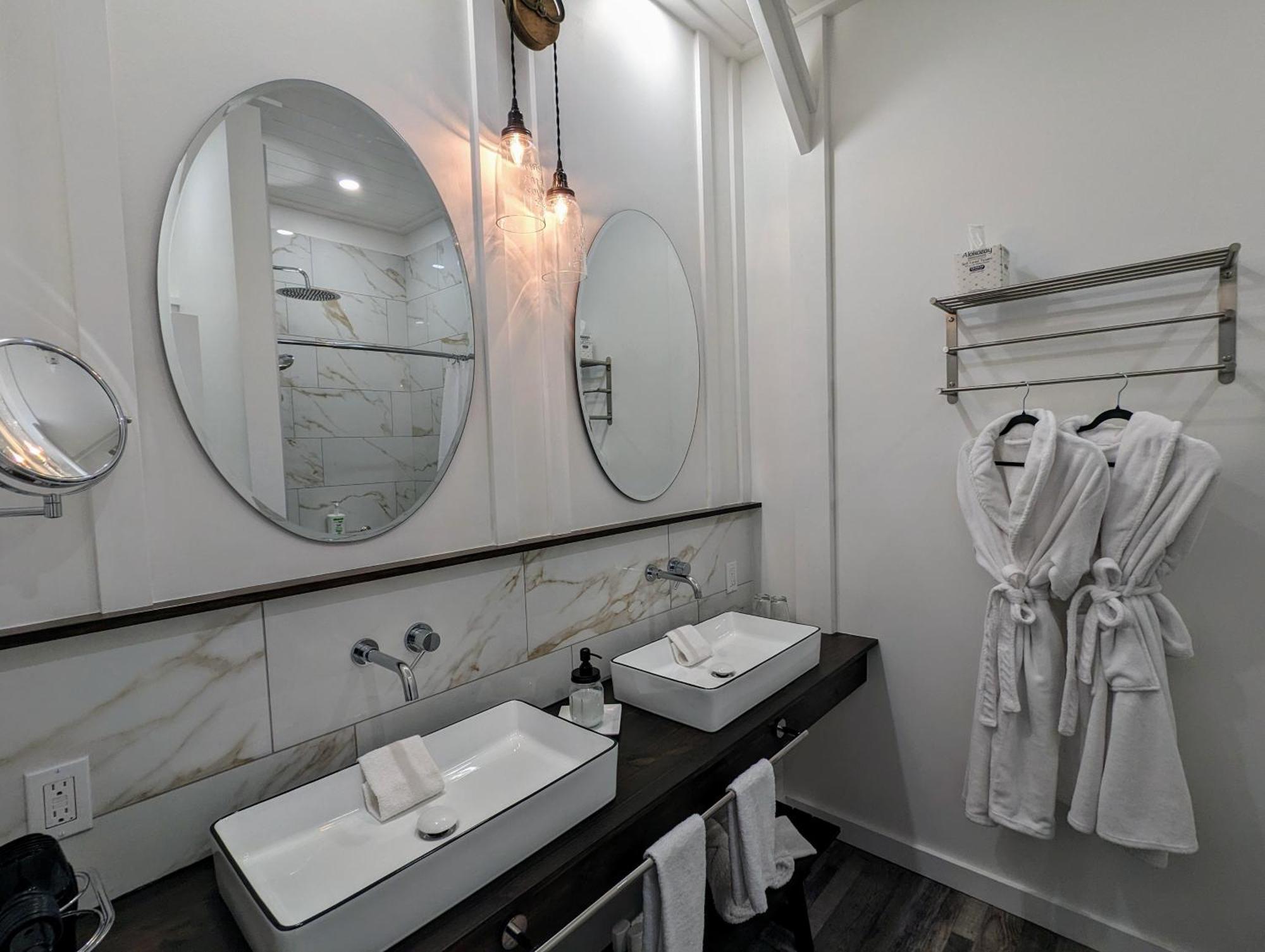 Autumn Lane B&B, Farmhouse Elegance & Stunning Lakeviews Вест-Келовна Екстер'єр фото