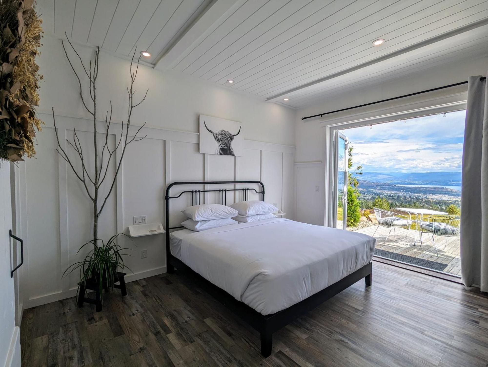 Autumn Lane B&B, Farmhouse Elegance & Stunning Lakeviews Вест-Келовна Екстер'єр фото