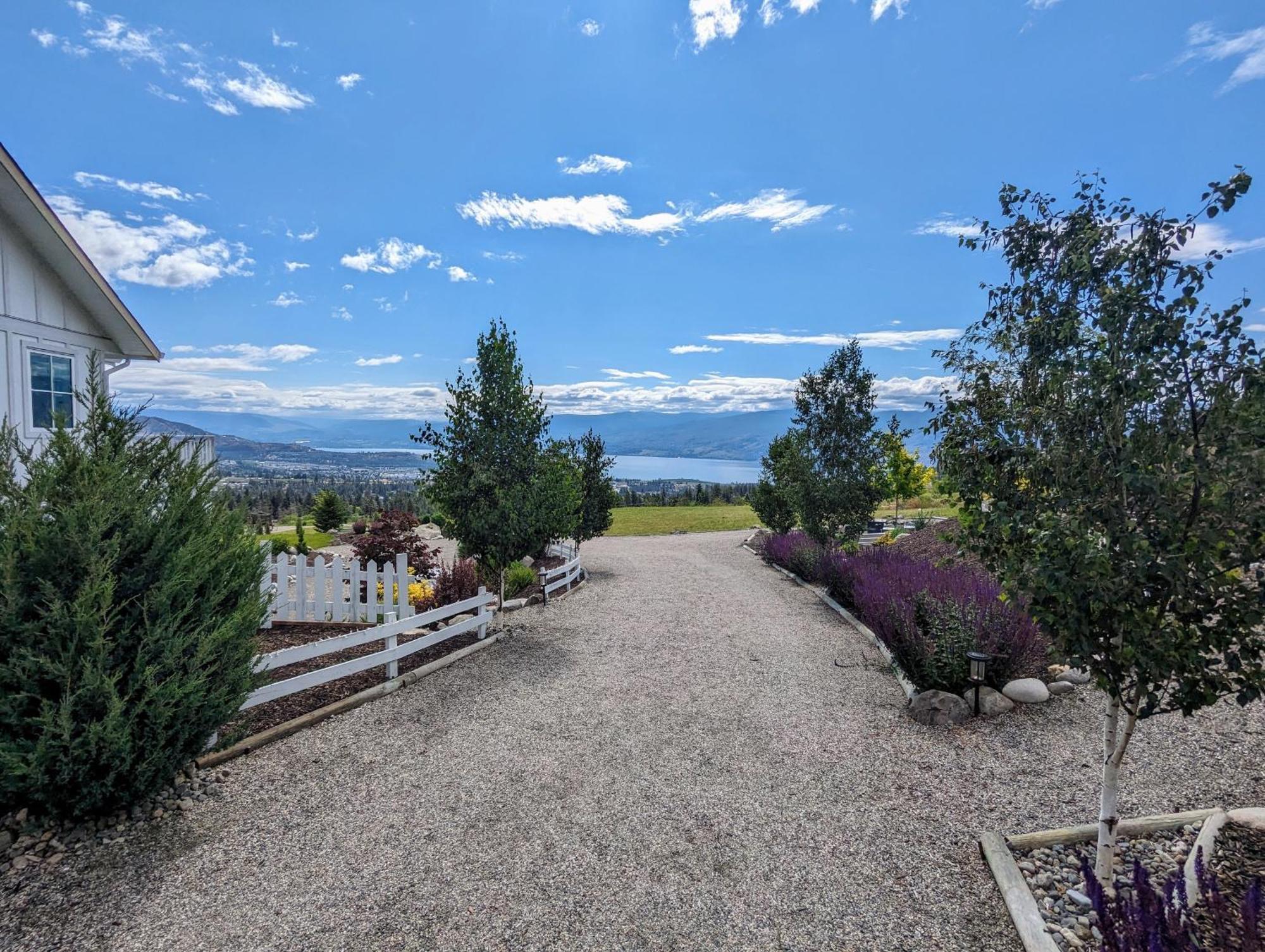 Autumn Lane B&B, Farmhouse Elegance & Stunning Lakeviews Вест-Келовна Екстер'єр фото