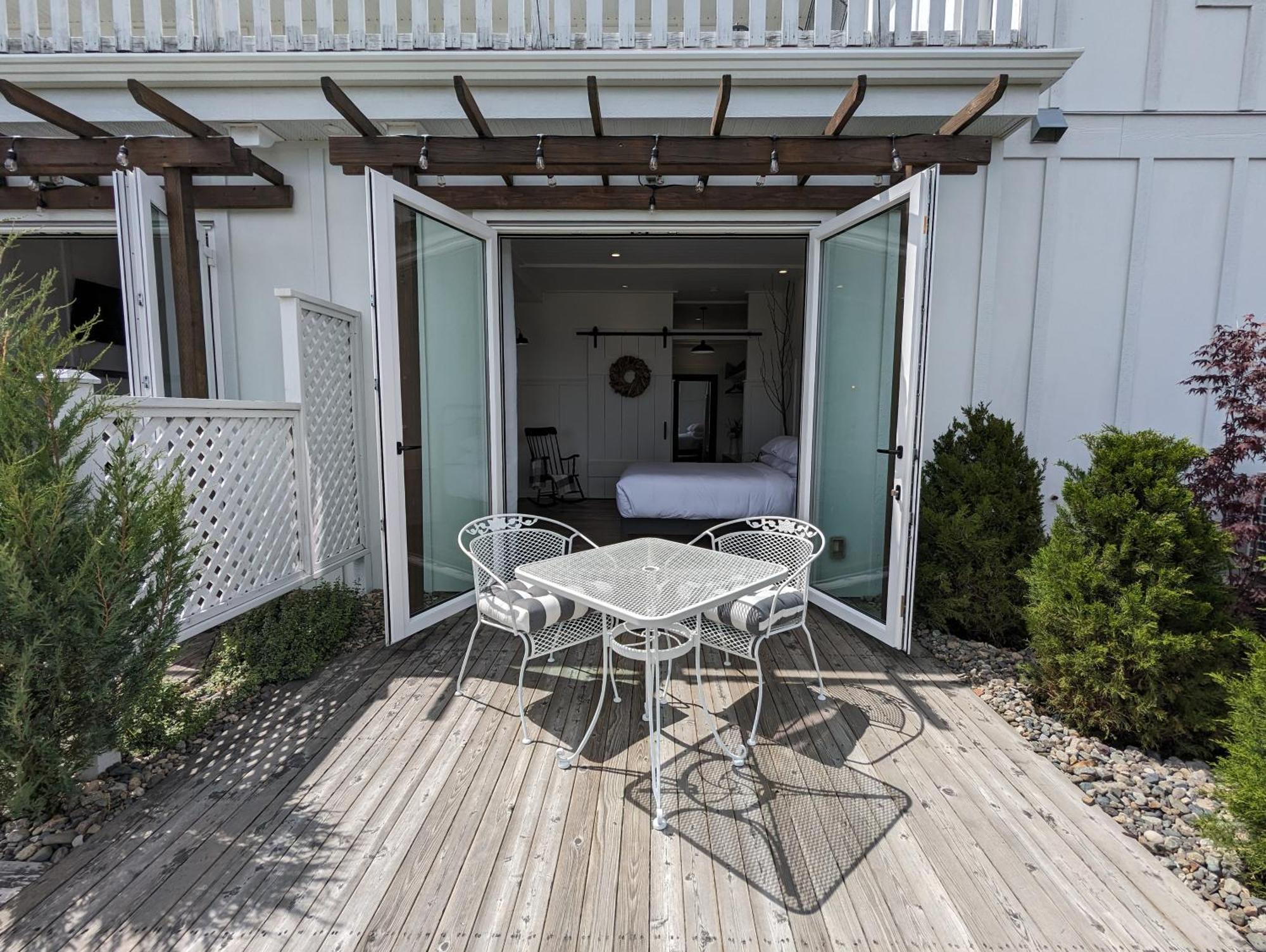 Autumn Lane B&B, Farmhouse Elegance & Stunning Lakeviews Вест-Келовна Екстер'єр фото