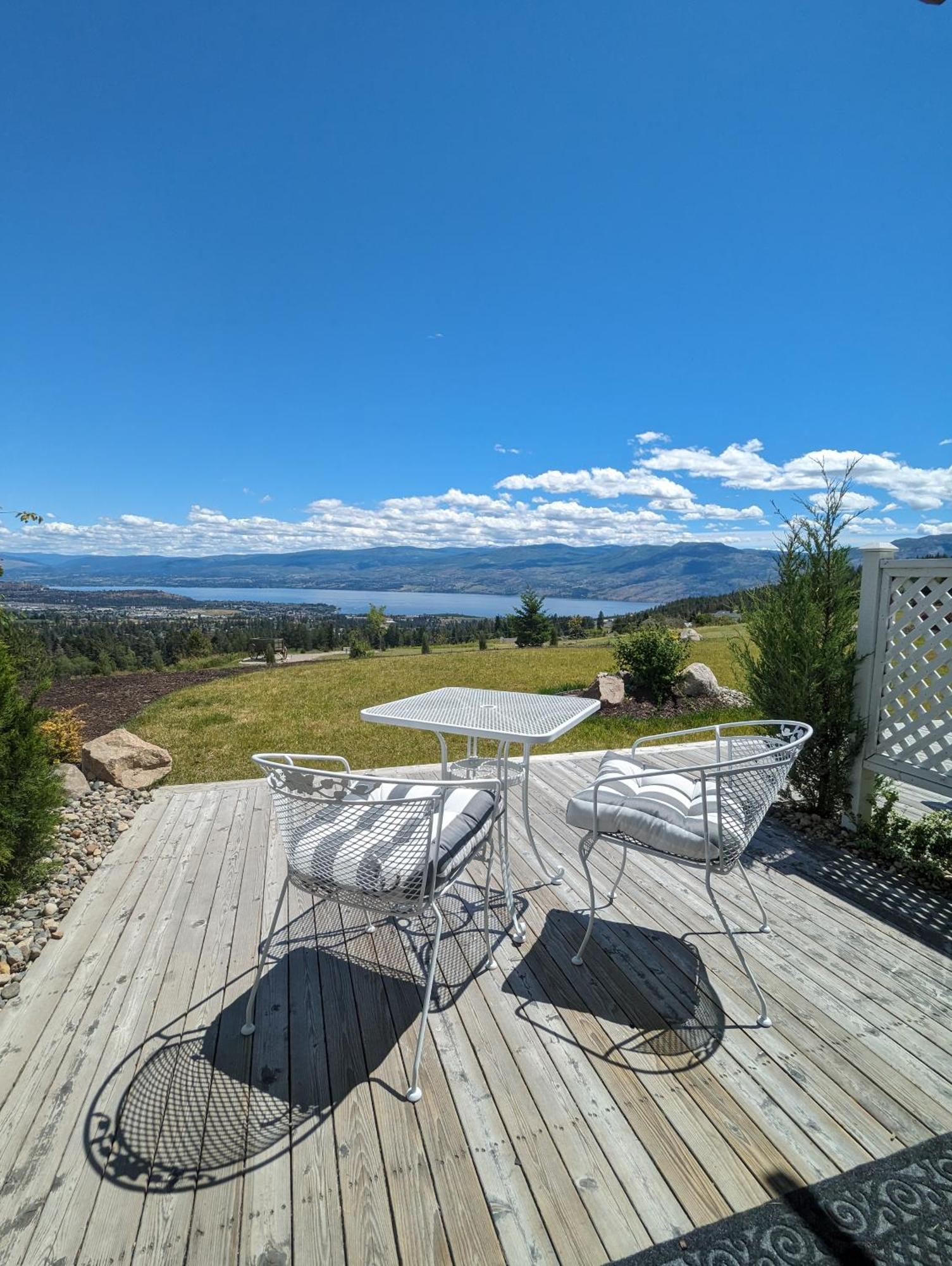 Autumn Lane B&B, Farmhouse Elegance & Stunning Lakeviews Вест-Келовна Екстер'єр фото