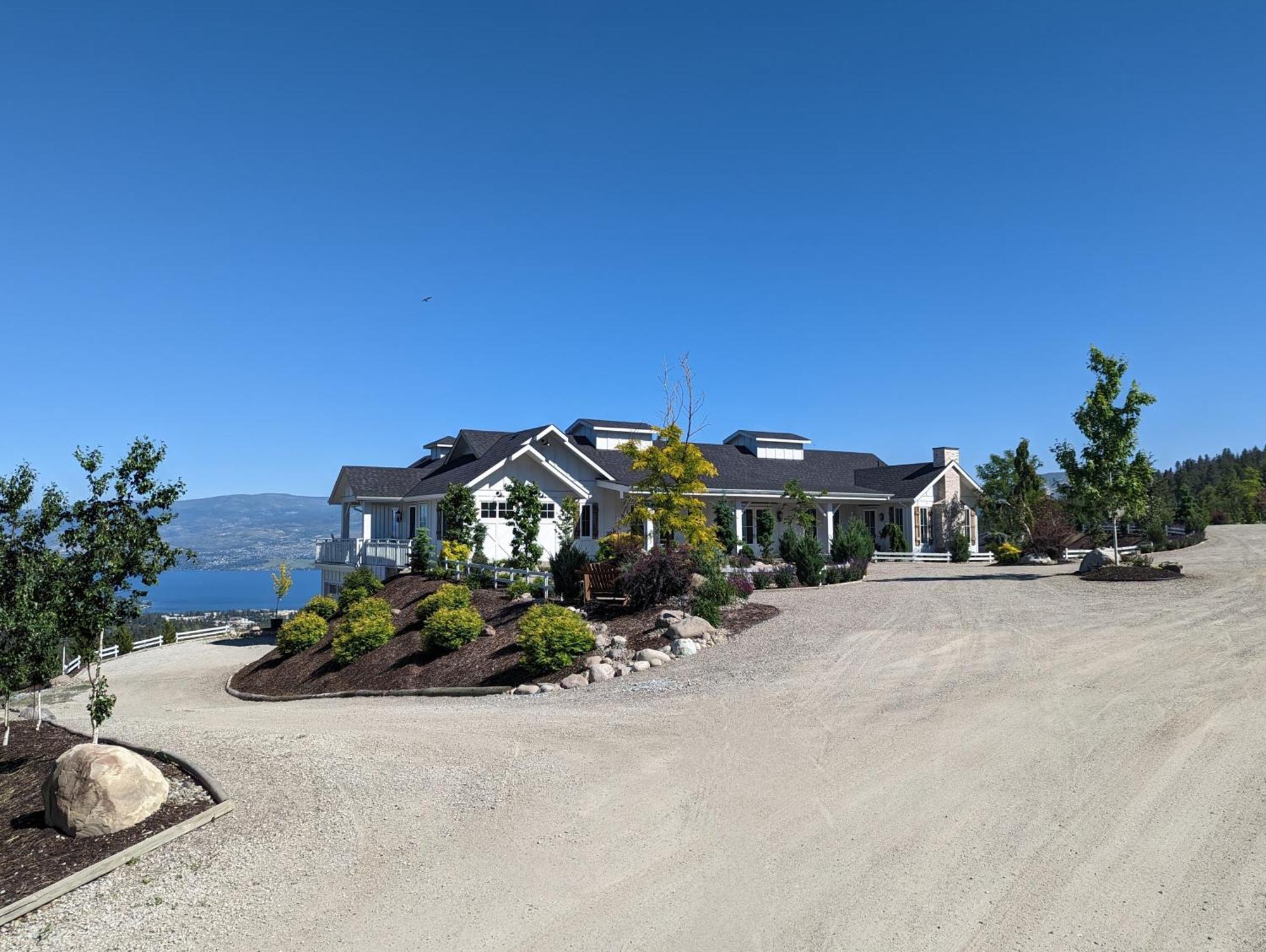 Autumn Lane B&B, Farmhouse Elegance & Stunning Lakeviews Вест-Келовна Екстер'єр фото