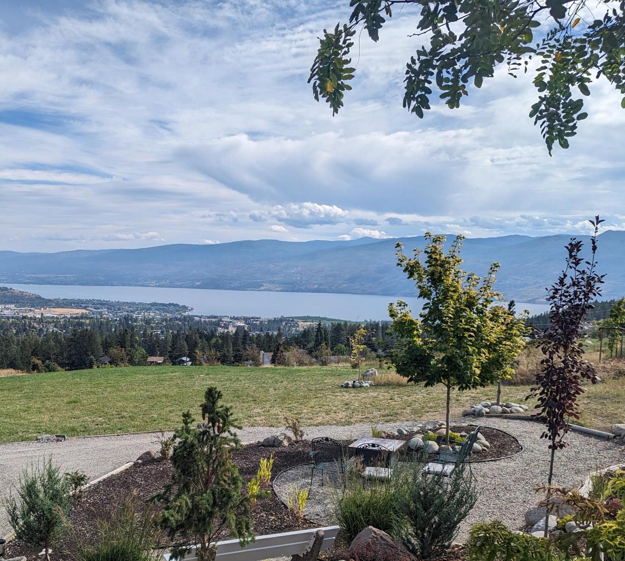 Autumn Lane B&B, Farmhouse Elegance & Stunning Lakeviews Вест-Келовна Екстер'єр фото
