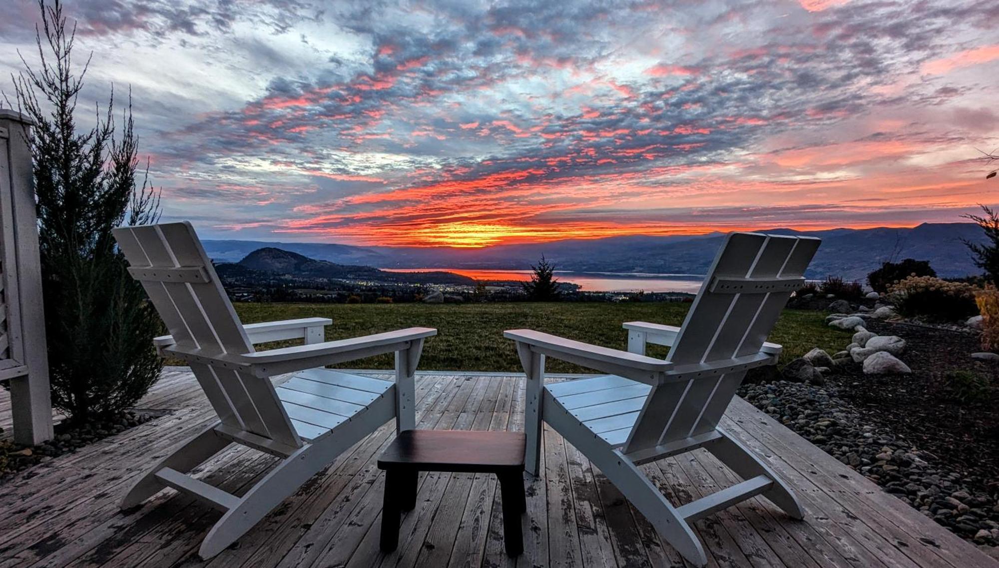 Autumn Lane B&B, Farmhouse Elegance & Stunning Lakeviews Вест-Келовна Екстер'єр фото
