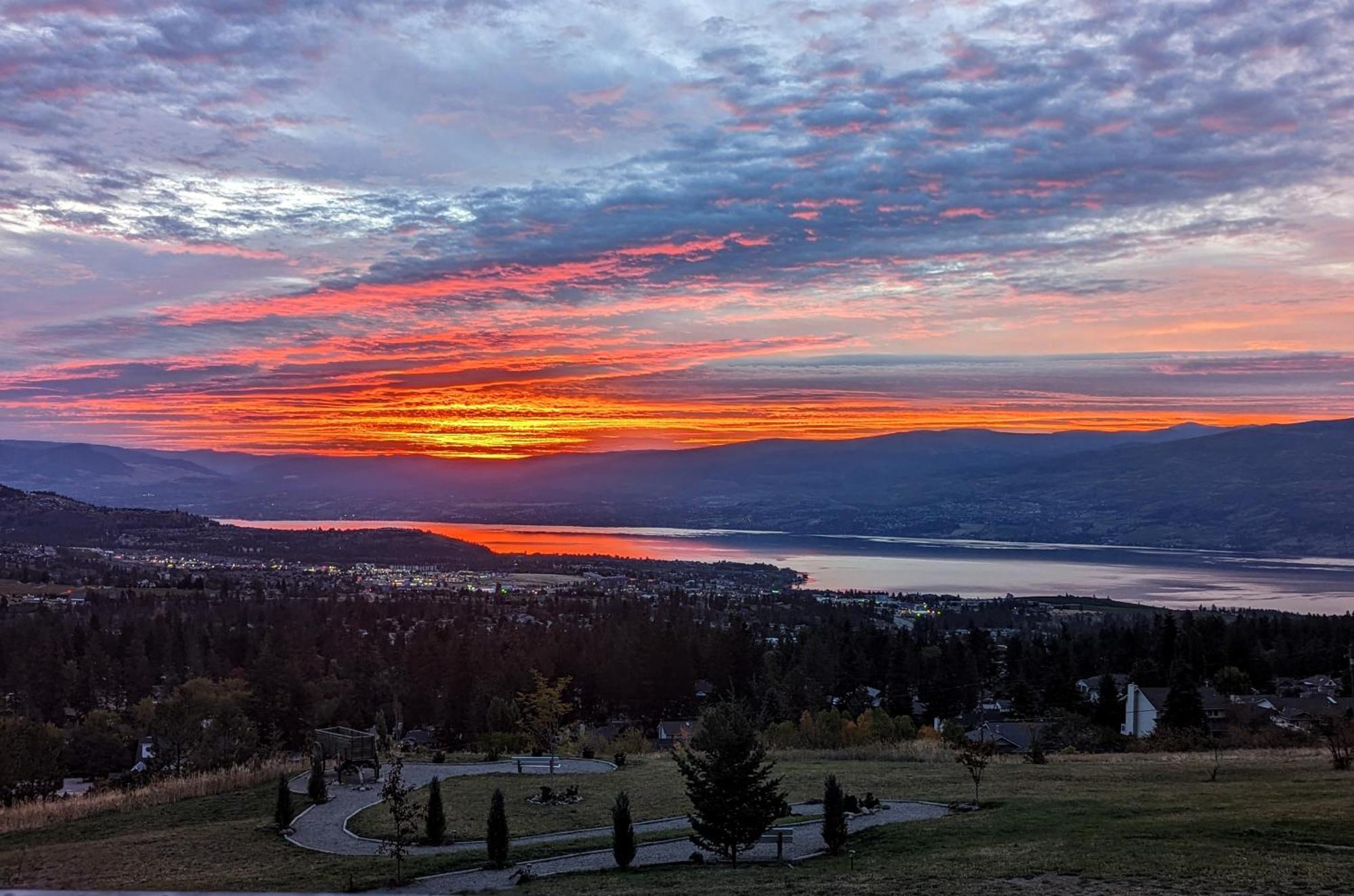 Autumn Lane B&B, Farmhouse Elegance & Stunning Lakeviews Вест-Келовна Екстер'єр фото